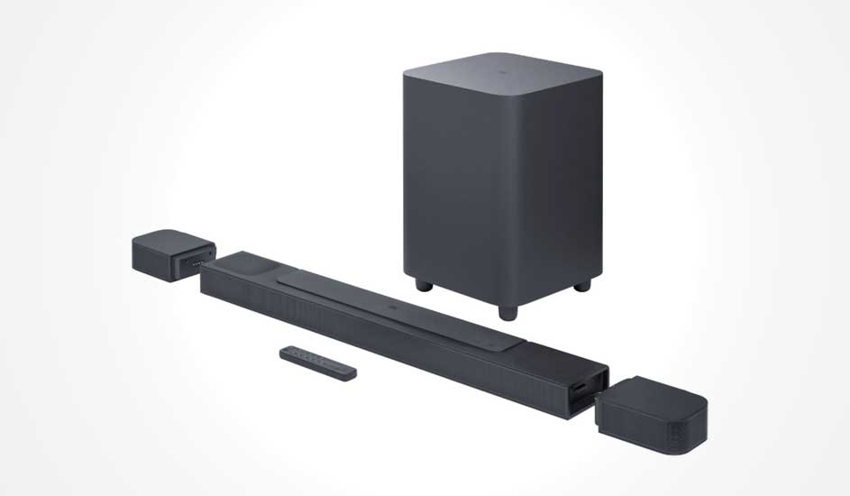 Dit is een zwart JBL surround sound systeem met soundbar, subwoofer, afneembare speakers en een afstandsbediening.