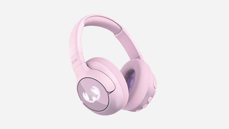 Roze draadloze hoofdtelefoon met oorkussens en een verstelbare hoofdband op een effen witte achtergrond.