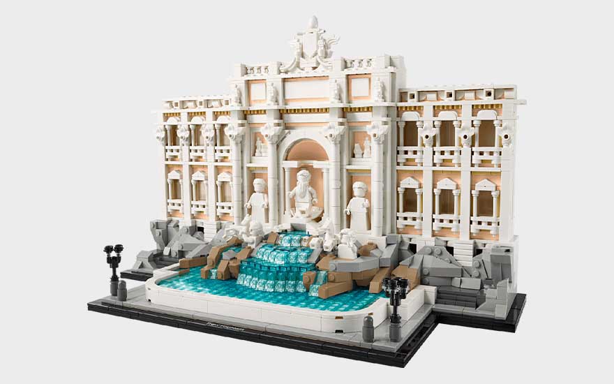LEGO Trevifontein met witte klassieke gevel, beelden, trappen, turquoise water en zwarte lantaarns op de voorgrond.