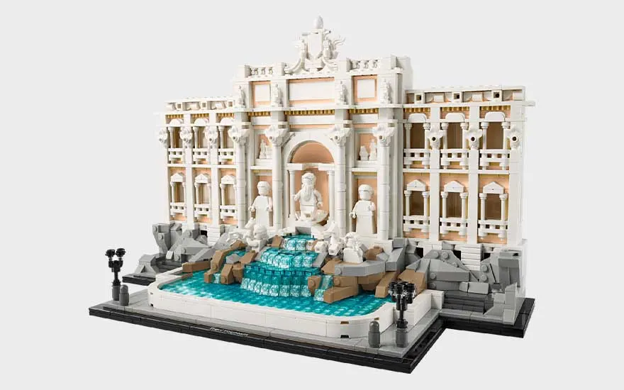 LEGO Trevifontein met witte klassieke gevel, beelden, trappen, turquoise water en zwarte lantaarns op de voorgrond.