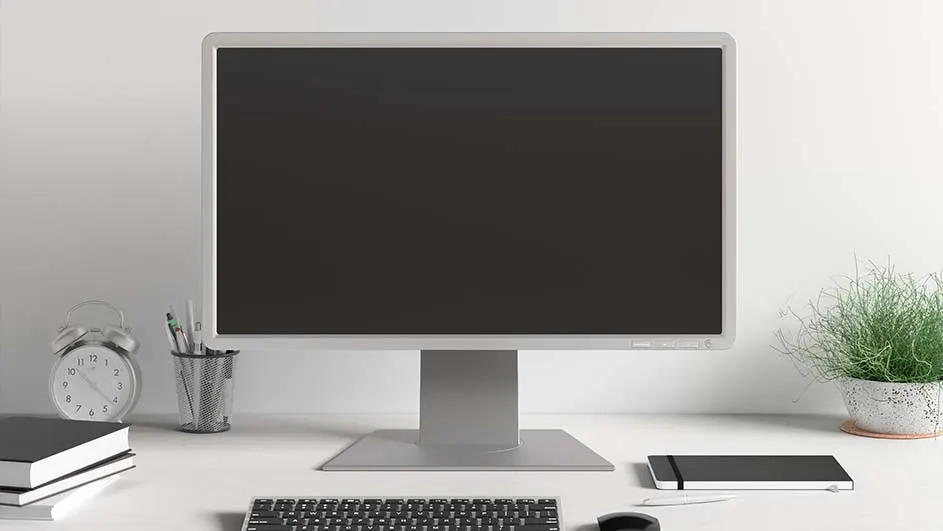 Bureau met een computer, toetsenbord, muis, notitieboekje, klok, pennenbakje en plant tegen een witte achtergrond.