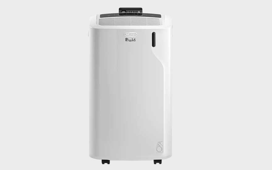 Witte De’Longhi Pinguino mobiele airco met bovendisplay en subtiele ronding, frontaal op een lichte effen achtergrond.