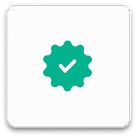 Groen tandwielpictogram met een wit vinkje in het midden, tegen een witte achtergrond.