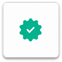 Groen tandwielpictogram met een wit vinkje in het midden, tegen een witte achtergrond.