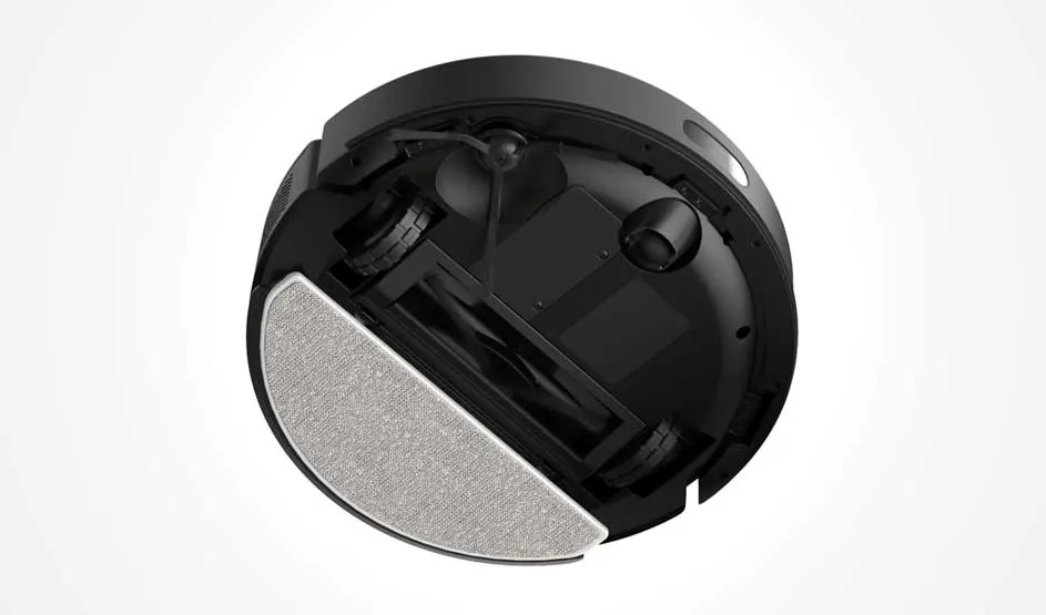 Onderkant van een ronde robotstofzuiger: wielen, borstels en een brede dweilpad zijn zichtbaar in een scherpe studiofoto op wit.