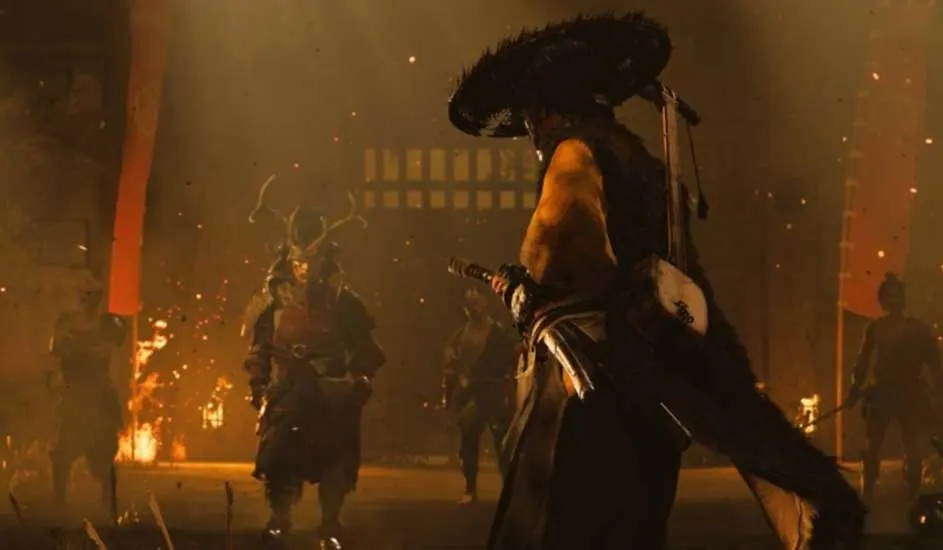 Een samoerai met rieten hoed staat klaar om te vechten tegenover een krijger in harnas met horens, omringd door vlammen. Merk: Ghost of Tsushima.