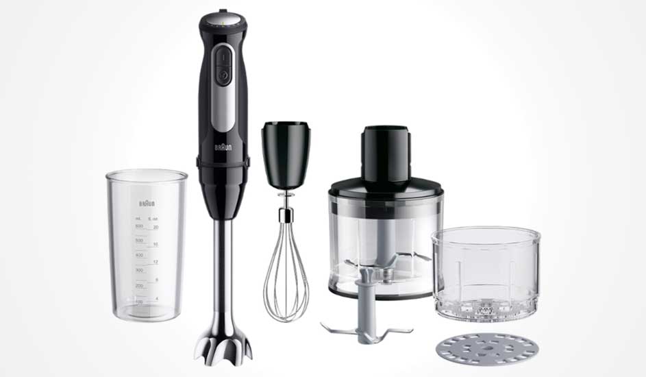 Zwarte Braun staafmixer met maatbeker, garde, hakmolen, extra kom en rasp, netjes uitgestald op witte achtergrond als complete set.