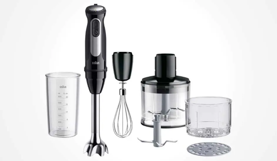 Zwarte Braun staafmixer met maatbeker, garde, hakmolen, extra kom en rasp, netjes uitgestald op witte achtergrond als complete set.