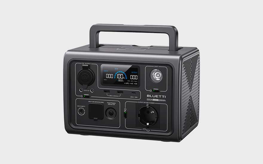 Een compacte BLUETTI draagbare stroomgenerator met stevige handgreep, digitale displays en diverse aansluitingen, afgebeeld tegen een witte achtergrond.