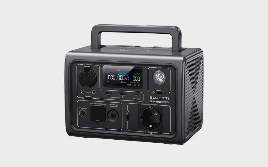 Een compacte BLUETTI draagbare stroomgenerator met stevige handgreep, digitale displays en diverse aansluitingen, afgebeeld tegen een witte achtergrond.