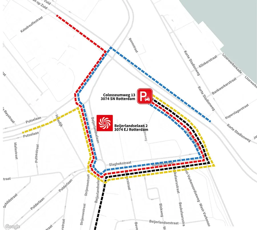 Plattegrond Rotterdam met straten, adressen en routes in blauw, rood, zwart en geel. Parkeerplaats aangegeven met een rode P.
