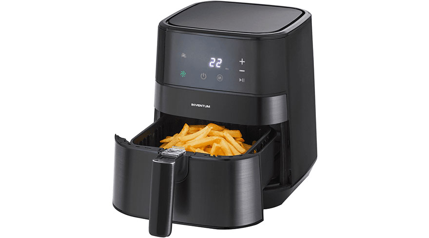 Een zwarte airfryer met een digitale display, met een mand vol goudgele frietjes, staat op een witte achtergrond.