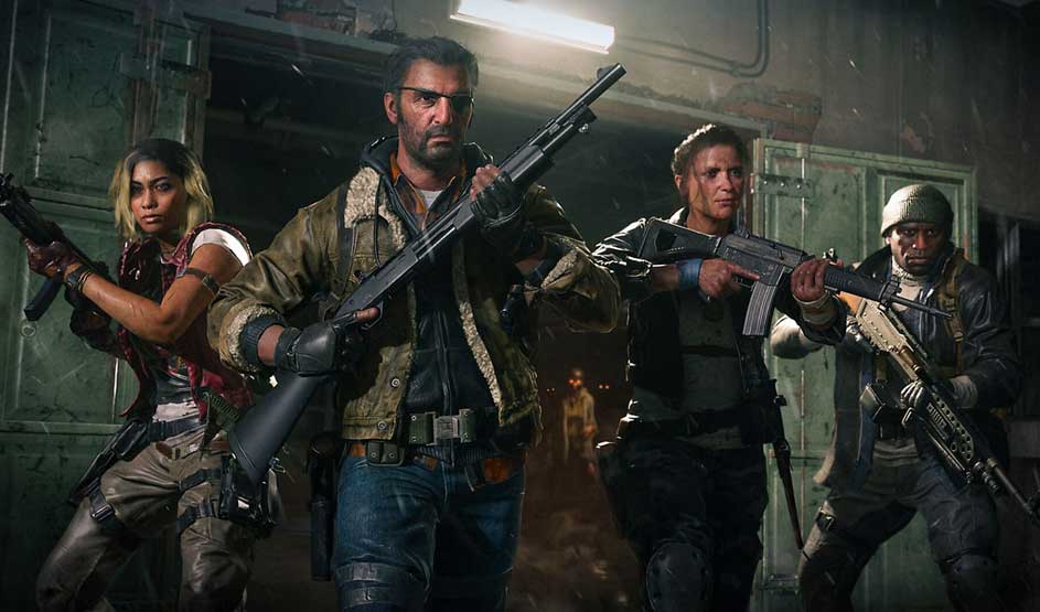 Vier gewapende personages uit Call of Duty: Warzone lopen samen door een donkere ruimte, klaar voor actie, met wapens in de aanslag.