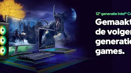 Een zwarte computer met groene ventilatoren, een monitor, een laptop en een toetsenbord tegen een donkerblauwe achtergrond.