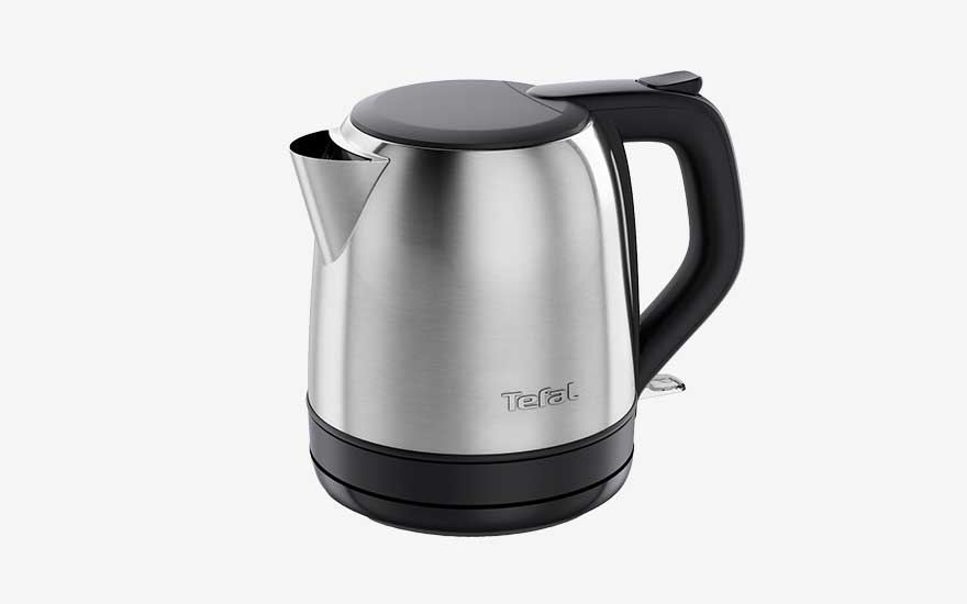 Roestvrijstalen Tefal-waterkoker met zwarte deksel en handvat staat op een compacte basis, minimalistisch getoond tegen witte achtergrond.