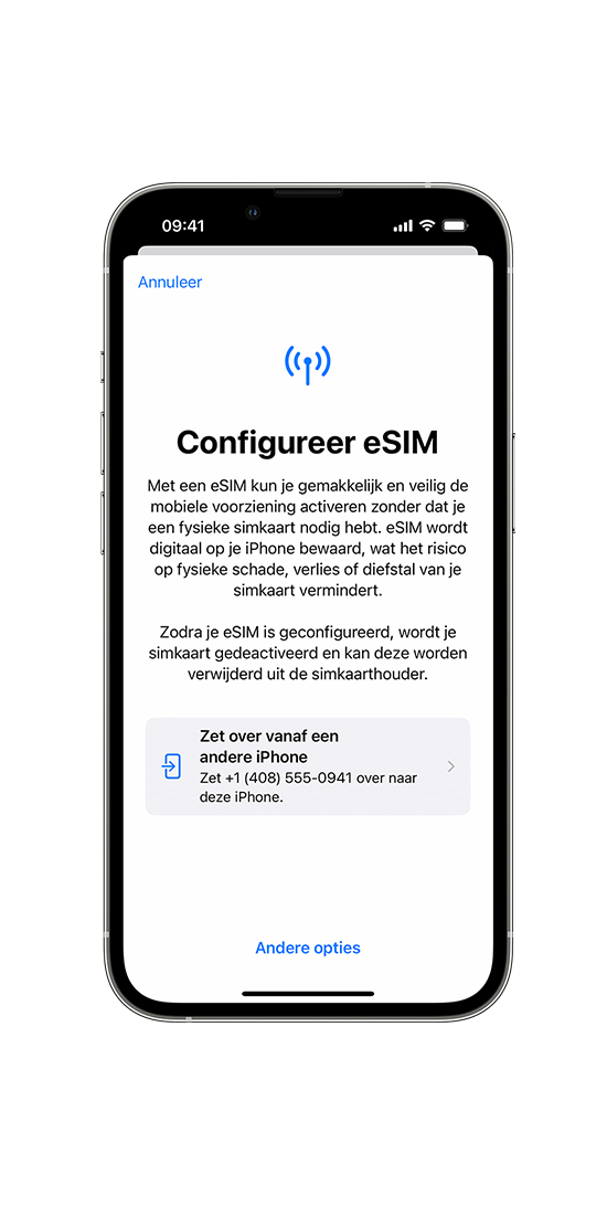 Een iPhone-scherm toont de optie om een eSIM te configureren, met instructies en een optie om over te zetten vanaf een andere iPhone.