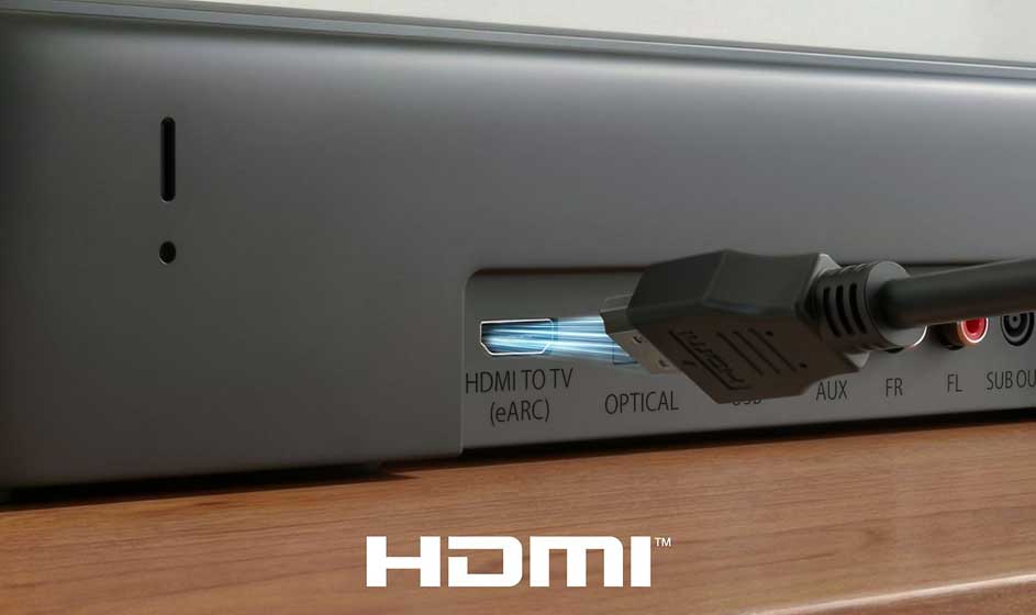 Een HDMI-kabel wordt aangesloten op de soundbar; naast de poort staan labels zoals eARC en Optical op de grijze achterkant.
