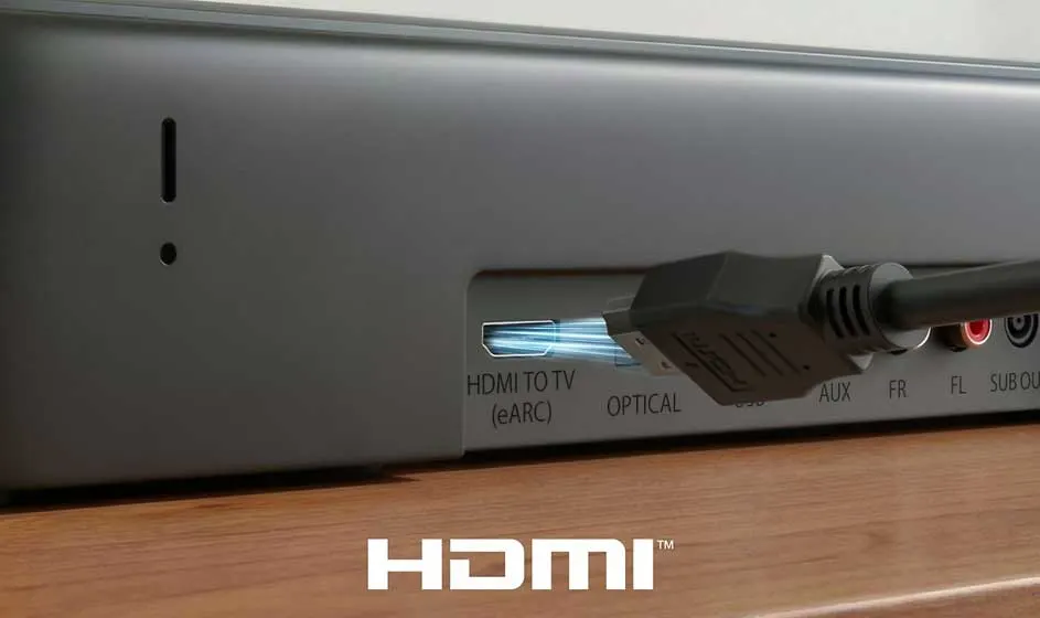 Een HDMI-kabel wordt aangesloten op de soundbar; naast de poort staan labels zoals eARC en Optical op de grijze achterkant.