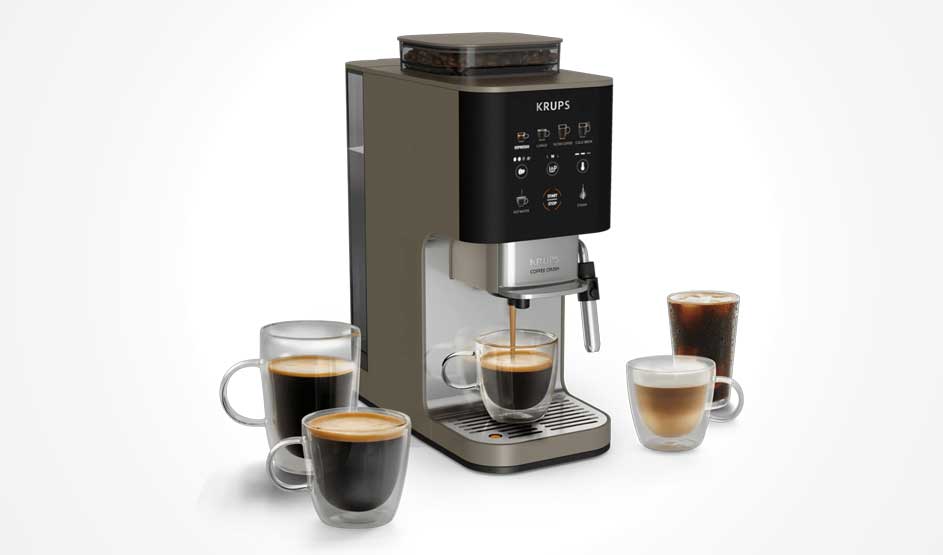 Een Krups koffiemachine schenkt koffie in een glazen kopje, met meerdere soorten koffie eromheen en een bonenreservoir bovenop.