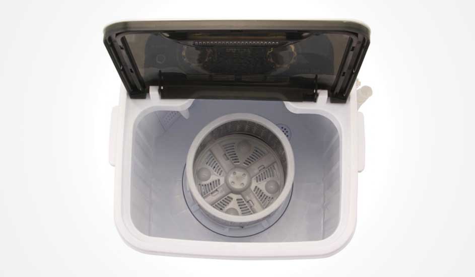 Een kleine, witte mini-wasmachine zonder zichtbaar merk staat open. De trommel en het transparante deksel zijn duidelijk te zien.