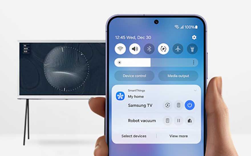 Moderne woonkamer met grote flatscreen TV die abstract kunstwerk toont, wit mediameubel en elegante grijze gordijnen