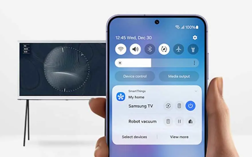 Moderne woonkamer met grote flatscreen TV die abstract kunstwerk toont, wit mediameubel en elegante grijze gordijnen