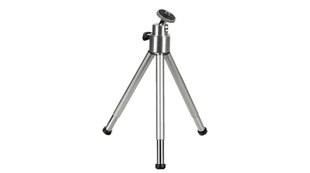 Een zilverkleurig metalen ministatief staat op een witte achtergrond. Het statief heeft drie poten met zwarte uiteinden.