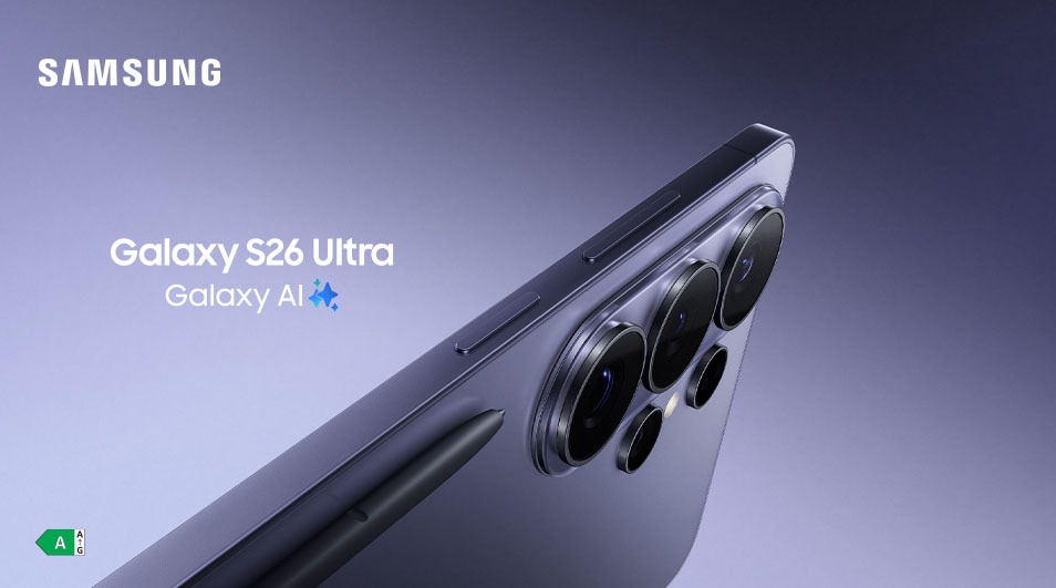 Samsung advertentie met Galaxy S26 Ultra en Buds4 Pro, een lachende jongere op het scherm en zwevende oordopjes tegen een zachte blauwe achtergrond.