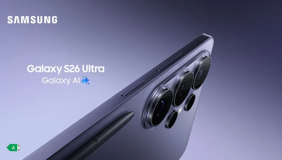 Samsung advertentie met Galaxy S26 Ultra en Buds4 Pro, een lachende jongere op het scherm en zwevende oordopjes tegen een zachte blauwe achtergrond.