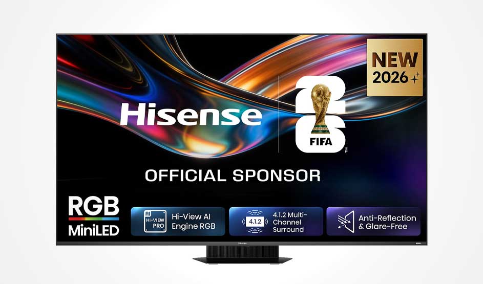 Een Hisense-tv toont sponsorinformatie, FIFA-logo en specificaties zoals RGB MiniLED en glare-free technologie.