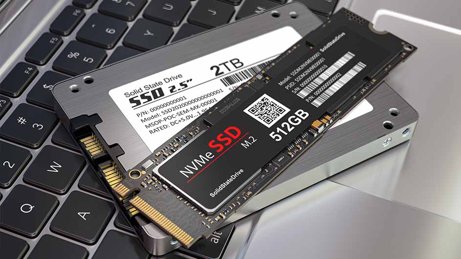 Een close-up van een 2TB SSD 2.5" en een 512GB NVMe SSD M.2 op een laptoptoetsenbord.