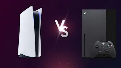 Een Playstation 5 en een Xbox Series X met een controller, gescheiden door een "Vs"-symbool, tegen een paarse achtergrond.