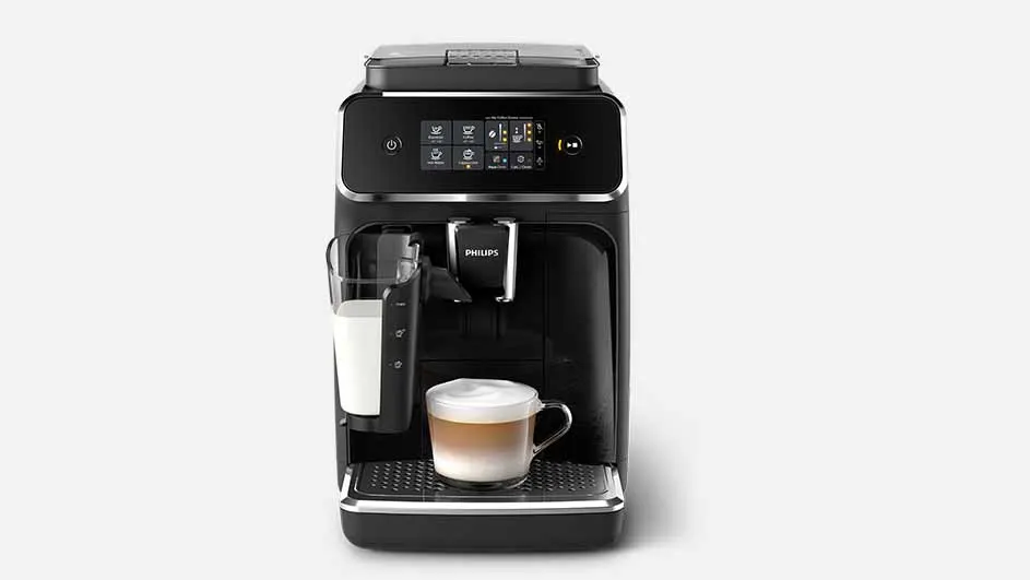 Een zwart Philips koffiezetapparaat met een scherm, een melkbeker en een kopje cappuccino.