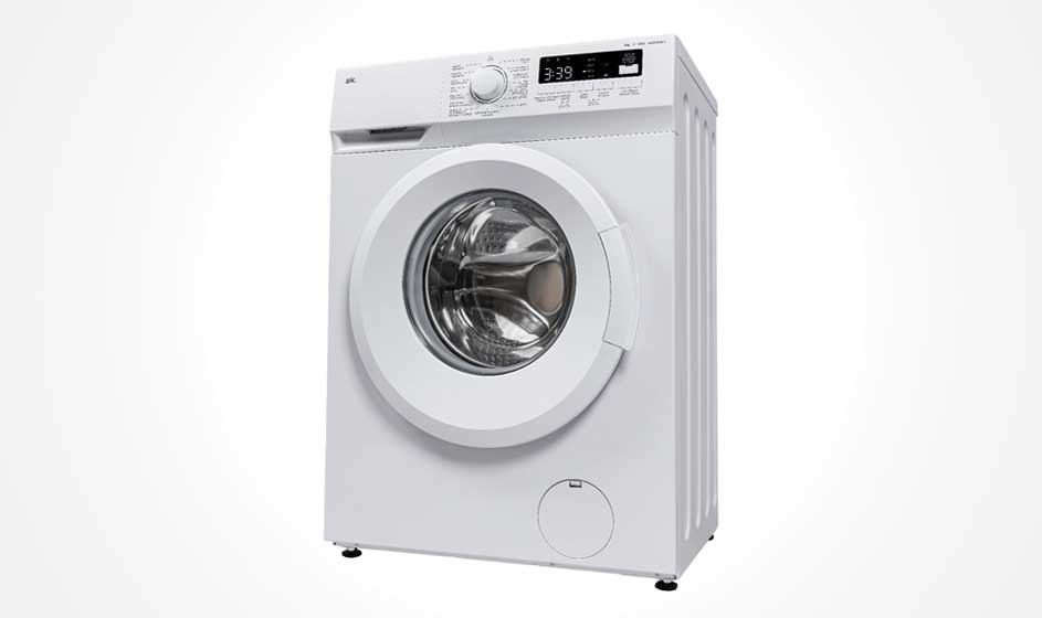 Een witte wasmachine staat vrij op een lichte achtergrond; het toestel oogt modern, compact en duidelijk in beeld gebracht.