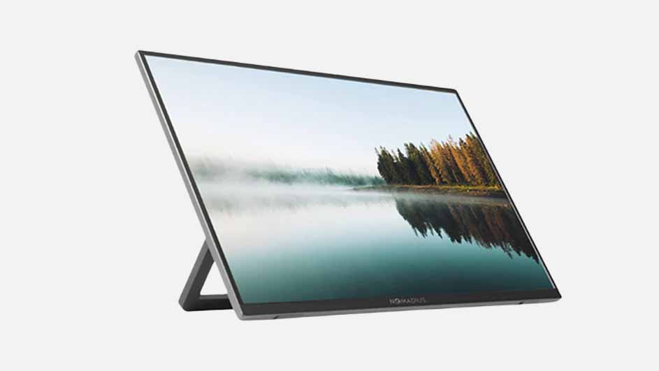 Een monitor staat op een witte achtergrond, met een afbeelding van een meer en bomen op het scherm.