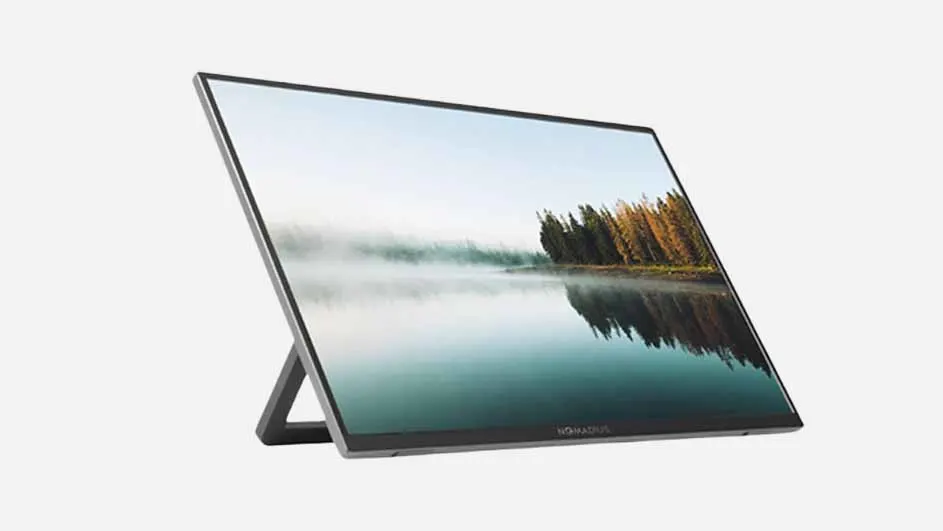 Een monitor staat op een witte achtergrond, met een afbeelding van een meer en bomen op het scherm.