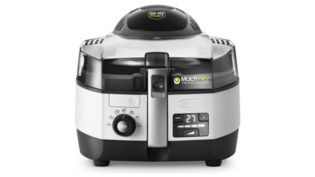 Een zilverkleurige friteuse met een zwarte onderkant, knoppen en een digitaal display op een witte achtergrond.