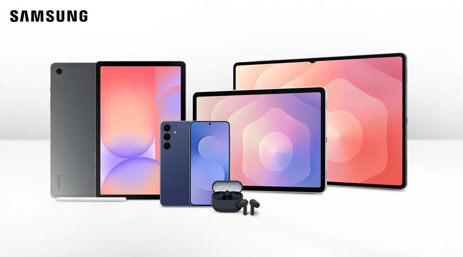 Op een witte achtergrond staan drie tablets, een smartphone en draadloze oordopjes, allemaal netjes naast elkaar opgesteld.