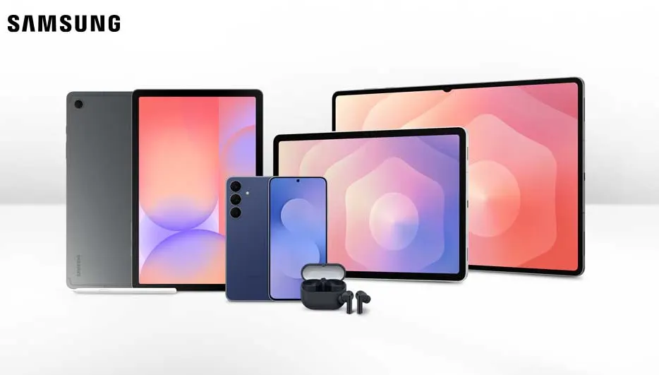 Op een witte achtergrond staan drie tablets, een smartphone en draadloze oordopjes, allemaal netjes naast elkaar opgesteld.