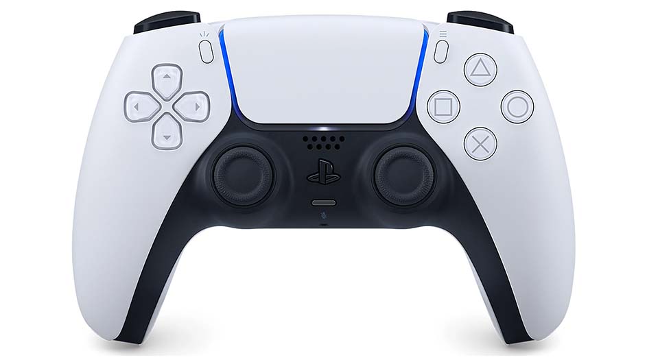 Witte en zwarte PlayStation 5-controller met twee joysticks, pijltjestoetsen en actieknoppen op een witte achtergrond.