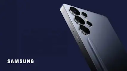 Op de afbeelding zie je een stijlvolle Samsung smartphone met vier camera’s op de achterkant en een geïntegreerde stylus.