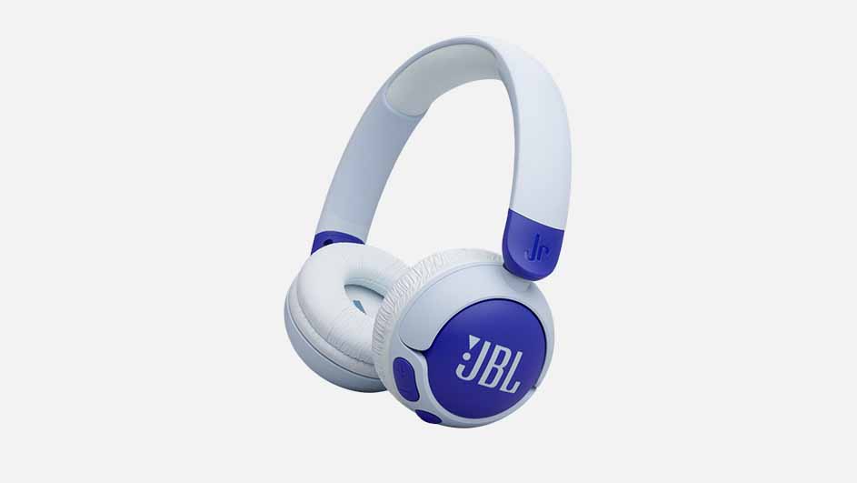 Een witte en blauwe JBL-hoofdtelefoon hangt tegen een witte achtergrond.