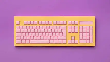 Een geel toetsenbord met roze toetsen ligt op een paarse achtergrond.