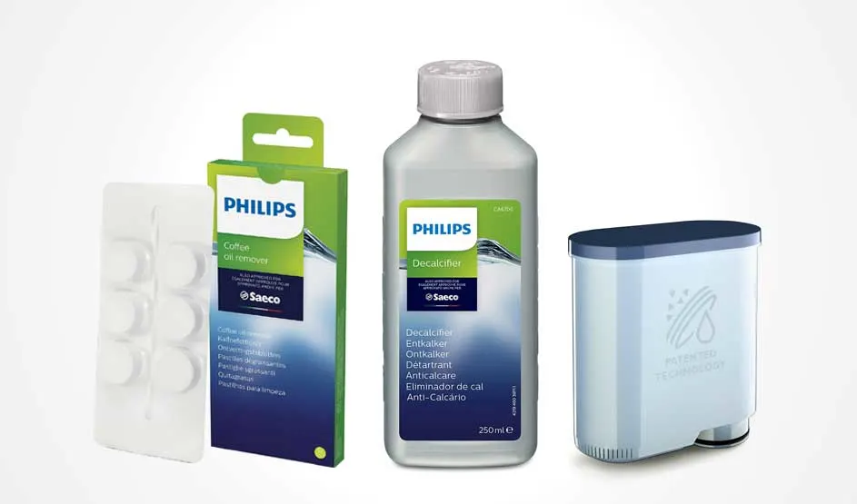 Vier Philips Saeco onderhoudsproducten: reinigingstabletten, ontkalker, waterfilter en een flesje schoonmaakmiddel.