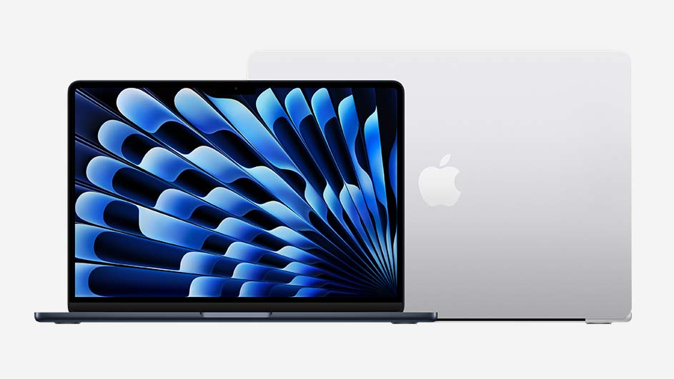 Een opengeklapte grijze laptop met blauw scherm en een gesloten laptop met een Apple logo op een witte achtergrond.