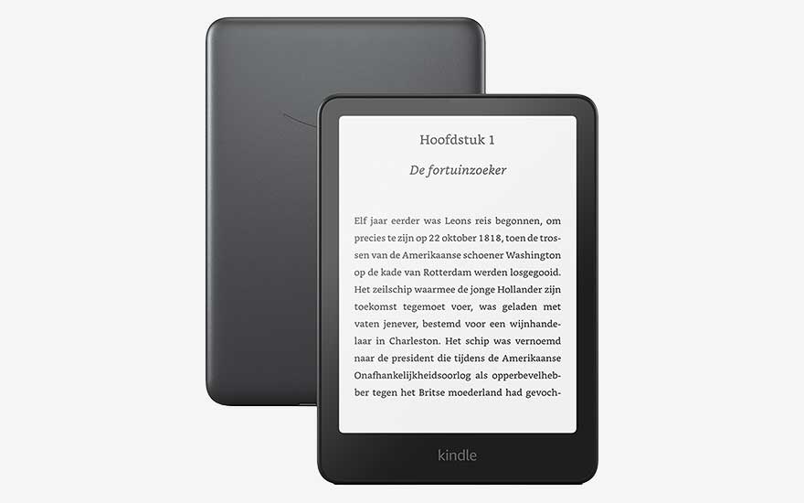 A black Kindle e-reader stands in front of its rear side, showing a Dutch chapter page clearly on the display.