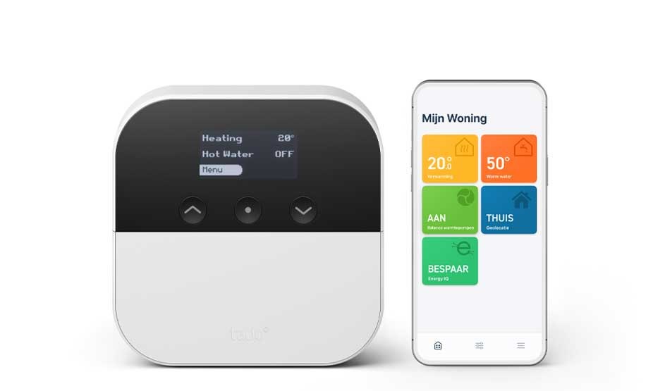 Een witte tado-bediening met zwart scherm toont heating en hot water, naast een smartphone met ‘Mijn Woning’ en kleurrijke apptegels.








