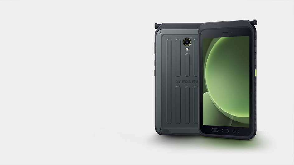 Twee telefoons staan op een witte ondergrond. De achterkant is grijs met een camera. Het scherm van de voorste is groen.