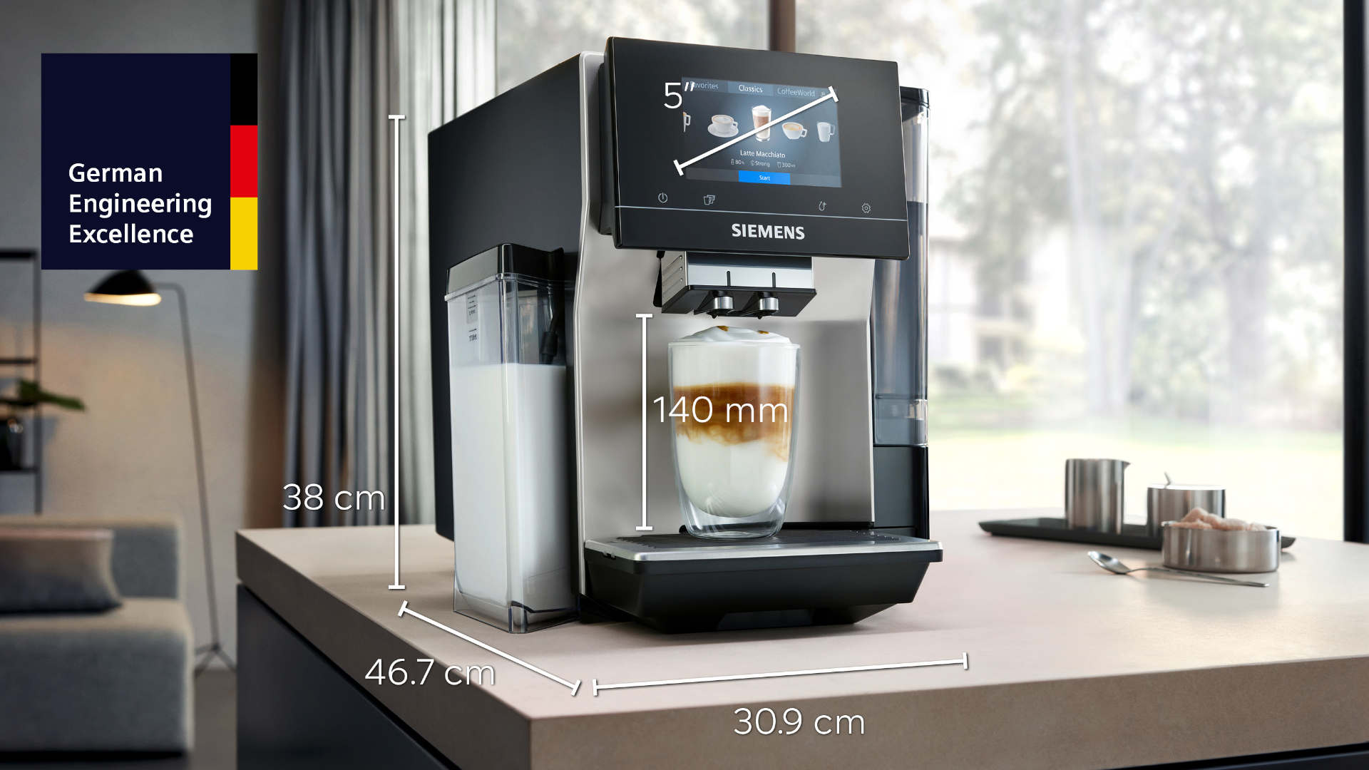 Een Siemens koffiezetapparaat met een melkreservoir en een latte macchiato in een glas, plus afmetingen in cm/mm.