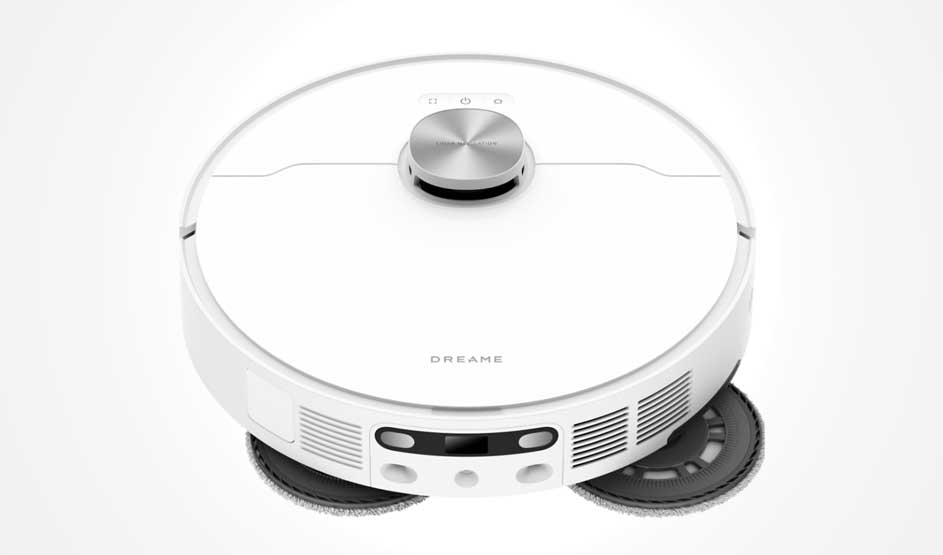 Een witte ronde robotstofzuiger met verhoogde sensor en ventilatieroosters staat op een lichte achtergrond; twee draaiende dweilpads zijn zichtbaar.